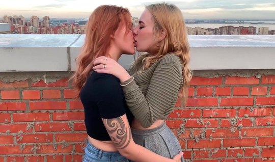 Татуированная лесбиянка и ее подружка устроили русское порно на крыше дома